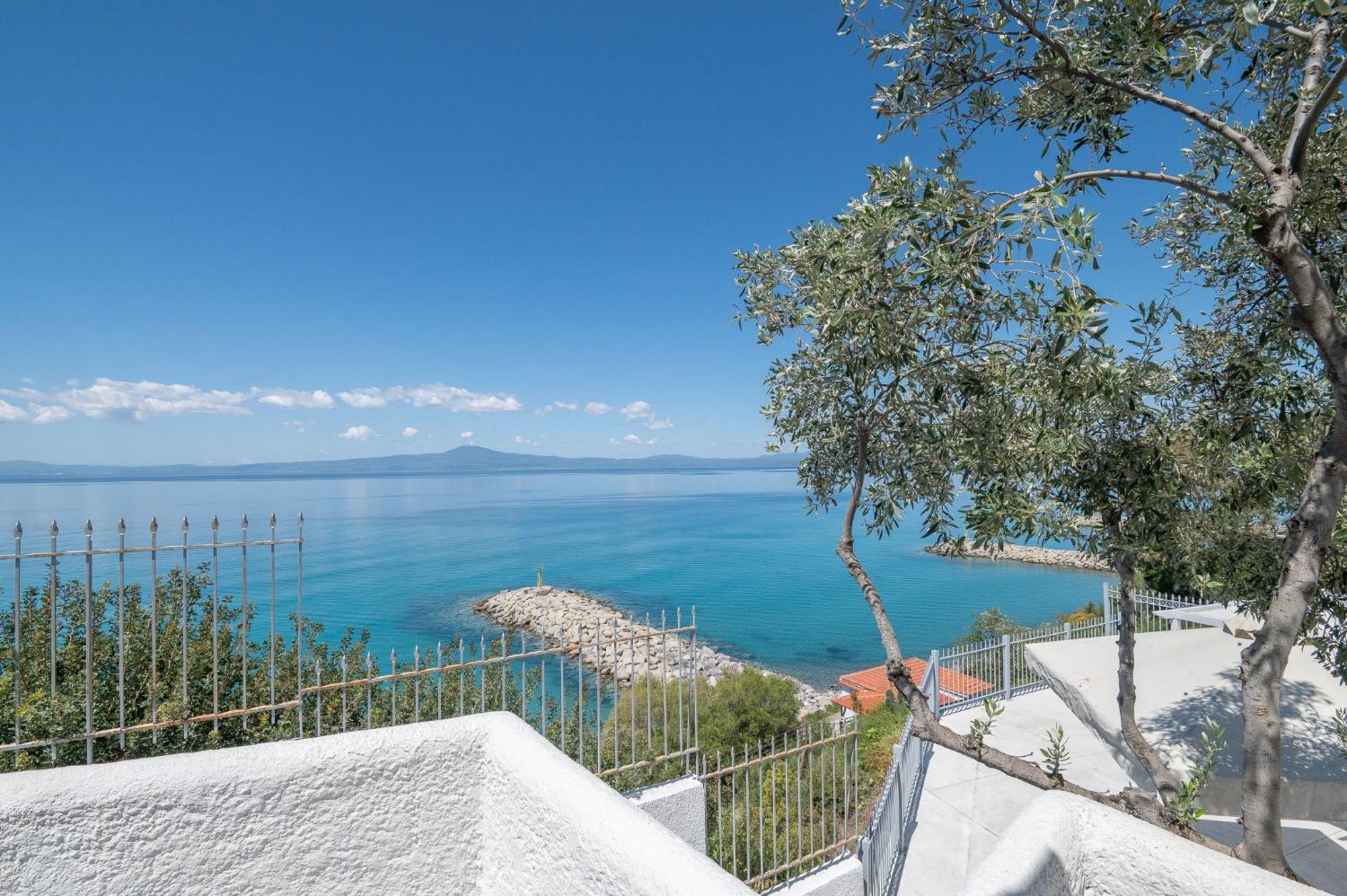 Pouletis Family Apartments - Akroyali Seaview Getaways Kalamata Exterior foto